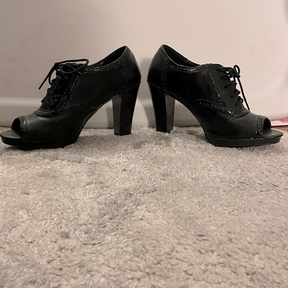 Open-toe black heels with laces